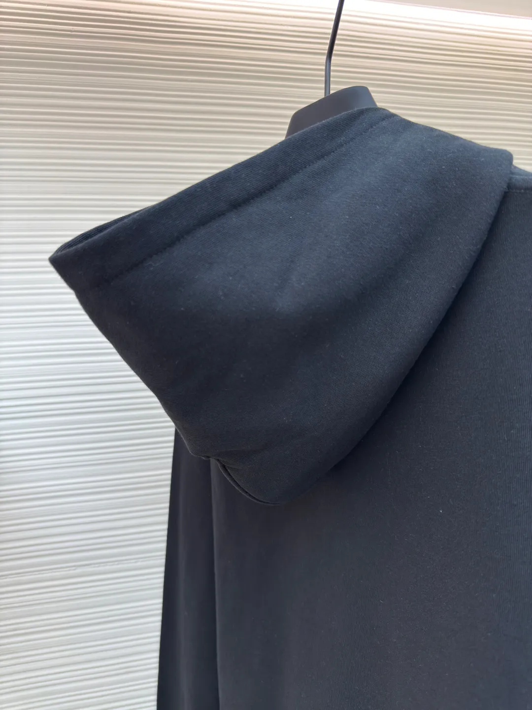 LOUIS VUITTON solid color pullover hoodie long-sleeved sweatshirt ●Authentic product: Purchased and developed by 7899 ●Item number: 1680506-A60 ●Fabric: fleece sweatshirt fabric ●Technology: spliced ​​and recycled ●Version: fitted version ●Weight: about 650g ●Size: S-M-L-XL ●Description: Trendy brand double-strand 360g fleece sweatshirt material. 2*2 trendy brand thread 400g, machine-made hardware, splicing and return, fabric fermentation washing, customized 1:1 hardware, customized 1:1 trademark. The overall wiring is straight and delicate, the fabric is comfortable and soft, and the color is consistent without color difference. It can be matched with the same style to create a fashionable look and control various occasions. Customized accessories, complete with three standards, same style for men and women!
